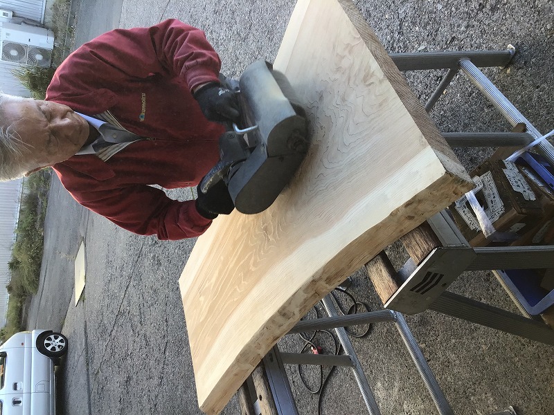 杉板の浮造り加工