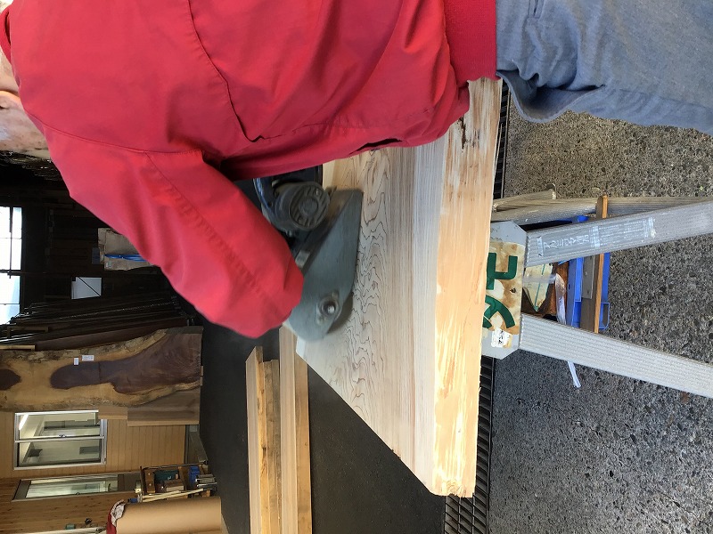 杉板の浮造り加工