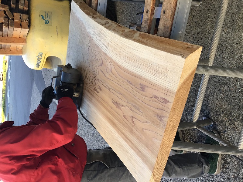 杉板の浮造り加工