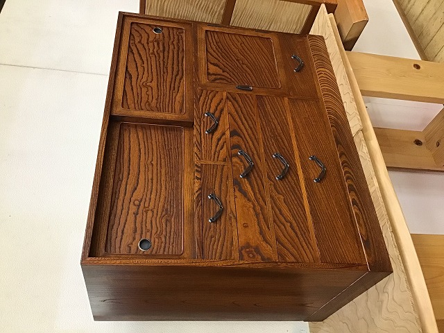 丁寧な暮らしに寄り添う欅の小箪笥