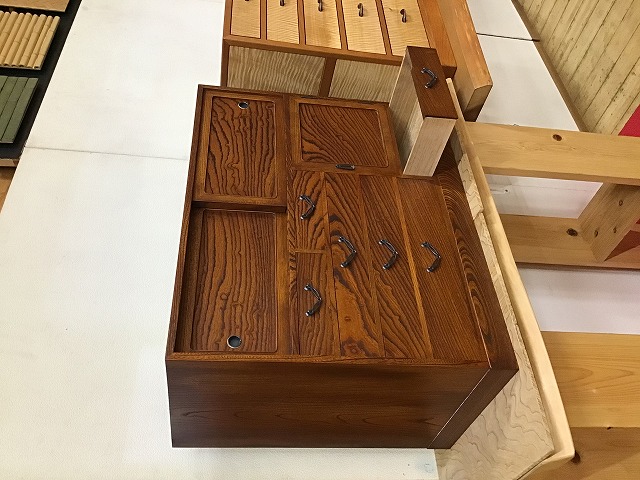 隣の引き出しが開きます