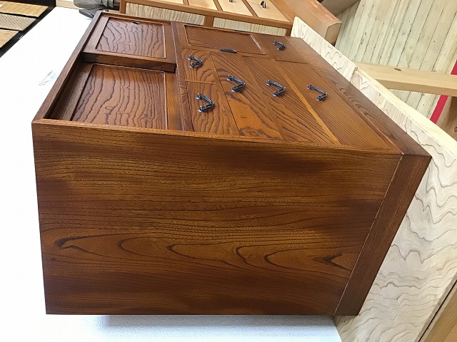 置くだけで空間が締まる。欅の小さな存在感