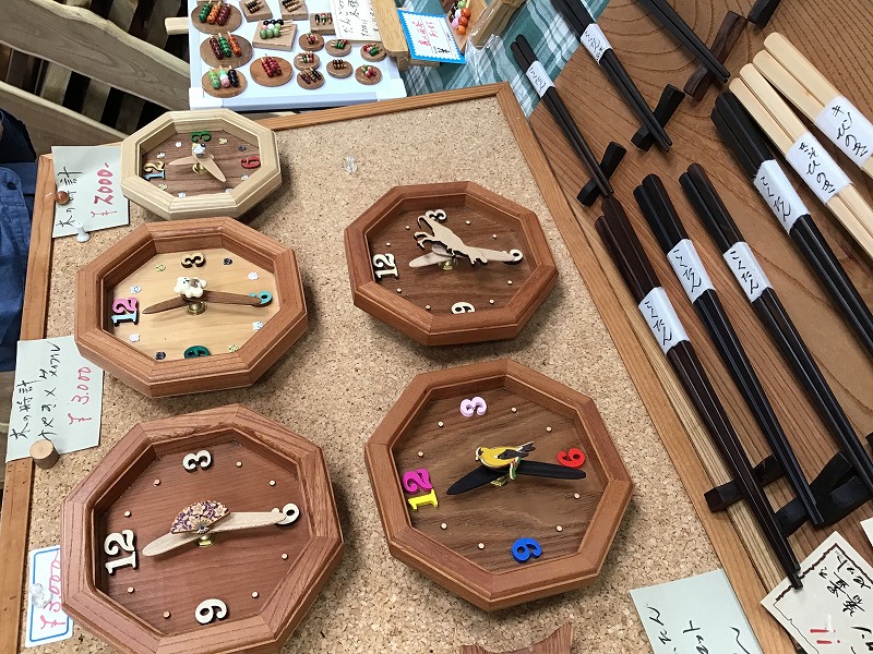 2025木のデパート、時計の秒針にも工夫が凝らされています