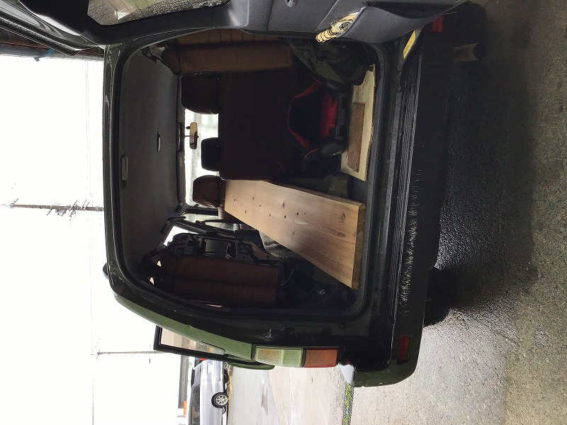 2025木のデパート、雨の中お買い上げいただきお車への積み込み